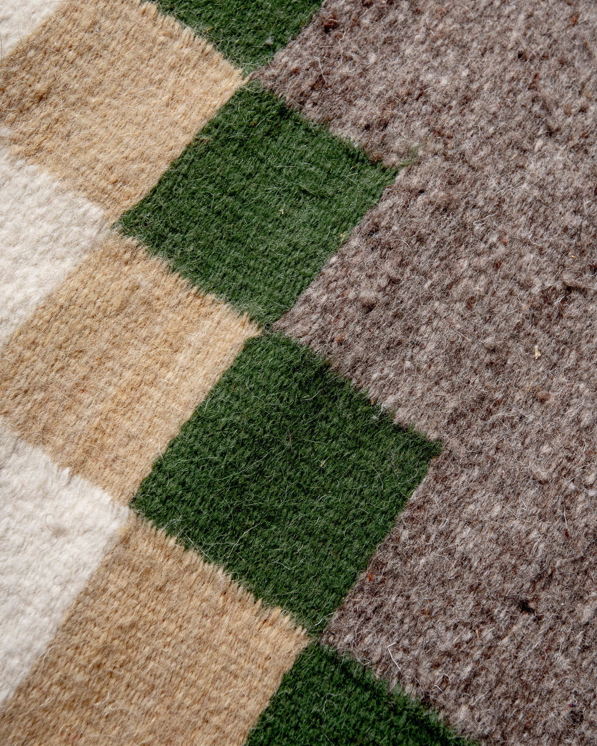 Modern, handcrafted Berber rug from Tunisia. Flat-woven Kelim carpet in black and white design. Made of 100% wool.